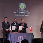 se muestra a los representantes de la Universidad San Sebastián y la Asociación Chilena de Municipalidades firmando el acuerdo de colaboración mutua en políticas deportivas