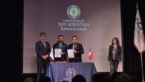 se muestra a los representantes de la Universidad San Sebastián y la Asociación Chilena de Municipalidades firmando el acuerdo de colaboración mutua en políticas deportivas