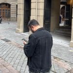 Hombre hablando por teléfono