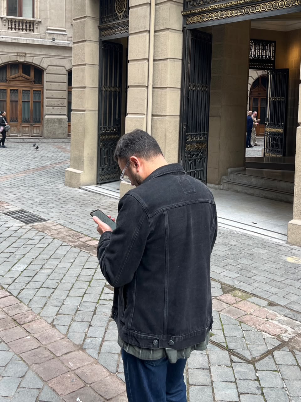 Hombre hablando por teléfono
